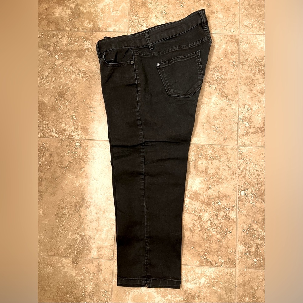 CELEBRITY PINK- Cropped Bottoms. Sz. (9)